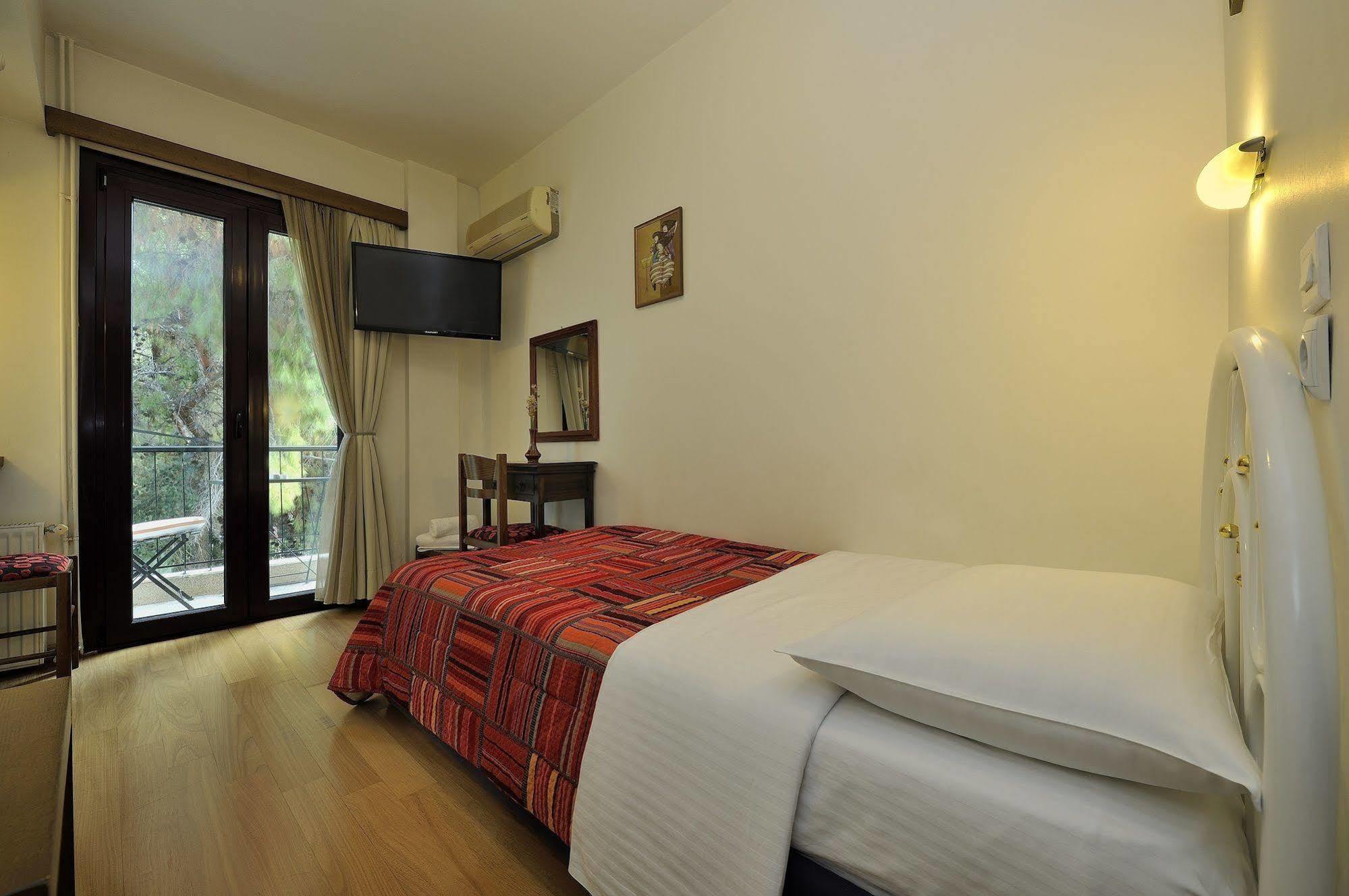 Dryades & Orion Hotel 2*